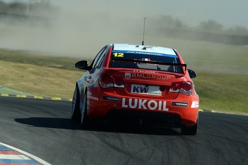 Lekke band bezorgt Coronel nul resultaat, Muller wint race één + UITSLAG